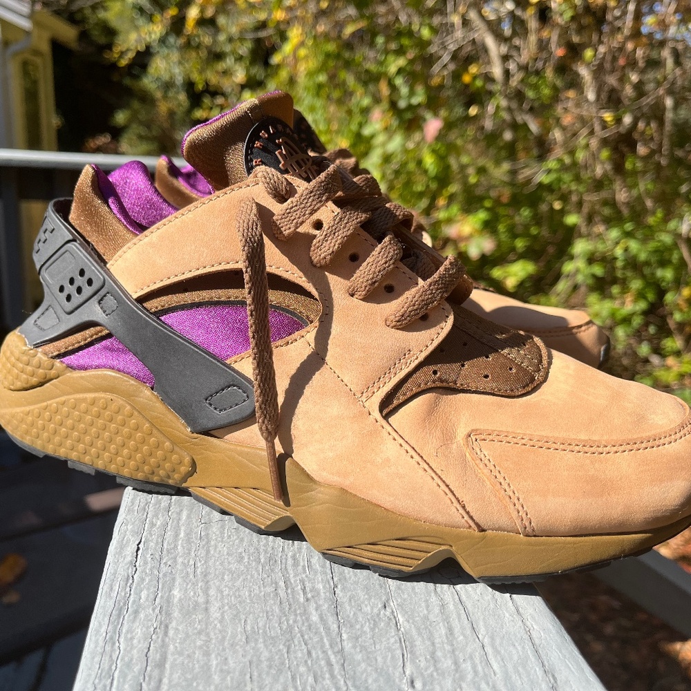Nike Tan & Purple Huarache LE Sneakers